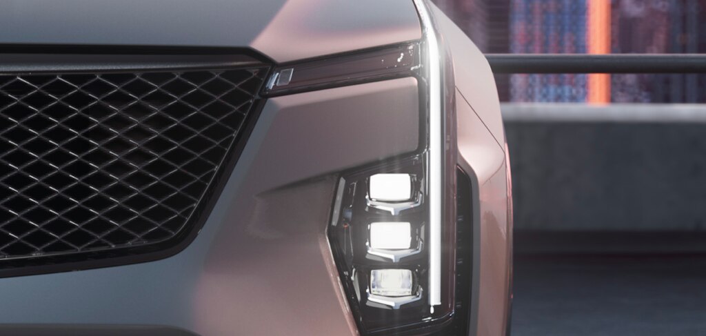 Nuevos faros adaptativos con tecnología IntelliBeam® y función cornering en tu Cadillac XT4 2024, camioneta compacta de lujo