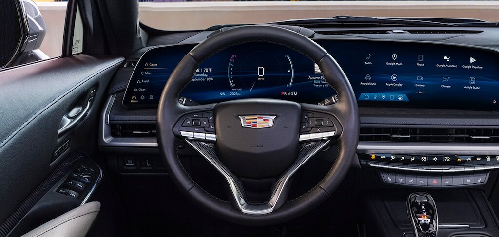 Volante forrado en piel con paletas de cambio en tu Cadillac XT4 2024, camioneta compacta de lujo