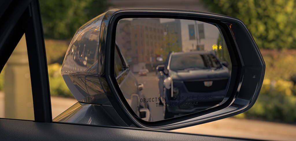 Cadillac XT4 2024, camioneta compacta de lujo con sensor de punto ciego