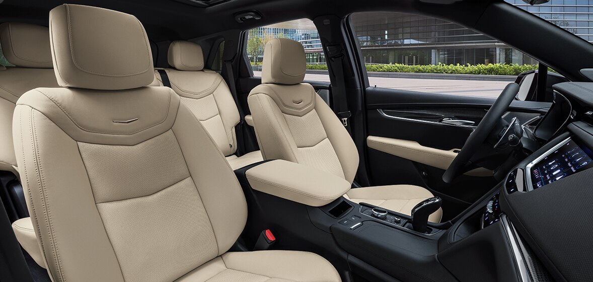 Asientos forrados en piel y materiales auténticos en el interior de Cadillac XT5 2024, SUV de lujo