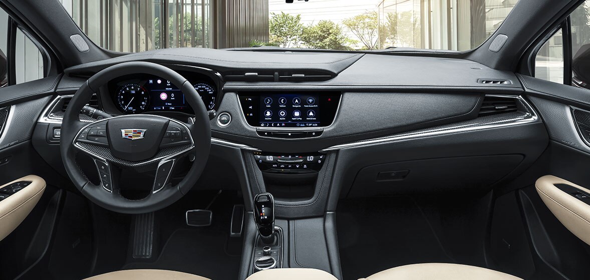 Insertos de madera o fibra de carbono en el lujoso interior de tu Cadillac XT5 2024